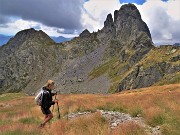 43 In decisa-ripida salita al Ponteranica centrale con splendida vista sul Valletto